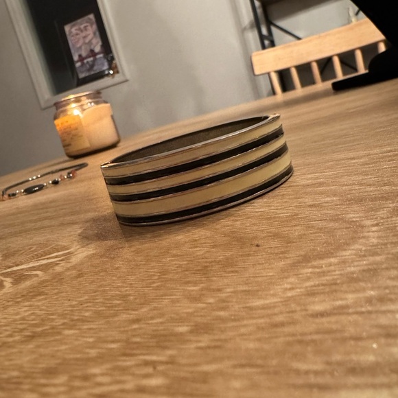 cream and black striped Hinged Bangle Bracelet vintage - Picture 4 of 5